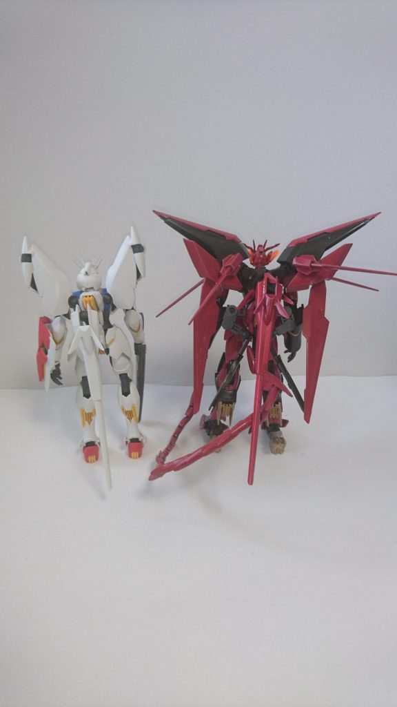 後ろ
ギラーガテイルやらダークマターブースターを追加しているのでヒュケリオンの方が一回り大きめ。