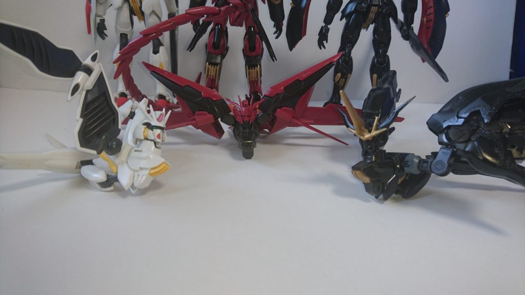 レギルス系統なのでコアの分離ギミックも搭載。
3機とも頭部とバックパックが異なるのでやはり別の機体。