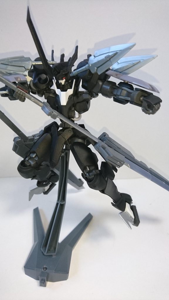 ・長刀
本機の主兵装。左右の腰バインダーに二振りずつ収納されている高硬度レアアロイ製の実体剣。
主にバルバトスの太刀がベースとなっており、質量兵器ではなく日本刀と同様に重心移動によって刃を押し当てて切る兵器であるため、剣術の練度が高くなければ扱いきれないが、扱いこなせばMSのフレームを切断することも可能となる。