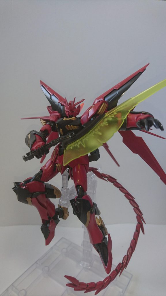 抜刀
サザビーやシナンジュ等の赤と黒を基調とした機体に黄色い大剣・・ってかっこいいですよね。
実体剣も考えましたが相方のFXが実体剣特化なのでビームソードで落ち着きました。