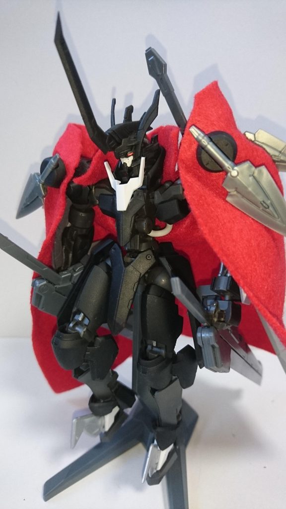 ・多目的装甲マント
対弾性・耐熱性能製に優れた特殊素材マント。実弾火器に対して高い防御力を持ち、上から対ビームコーティングを施すことでMAのビーム兵器に対してナノラミネートアーマーの欠点である長時間の熱照射に対しても体勢を付与させている。一方でコストが高く、一部の機体に採用されるのみでとどまった。