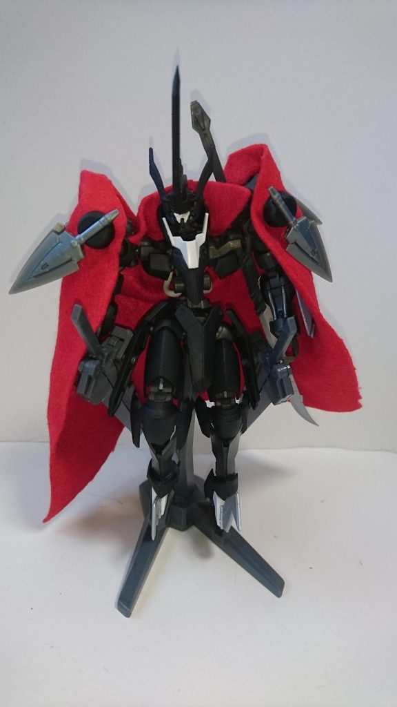 最初は見た目だけで背面のみのつもりだったのですが、クロスボーンのABCマントのように防御兵装ということで両肩を覆うように装備する形に変更しました。
布製マントの作成は初だったのですが個人的にはまずまずの完成度です。