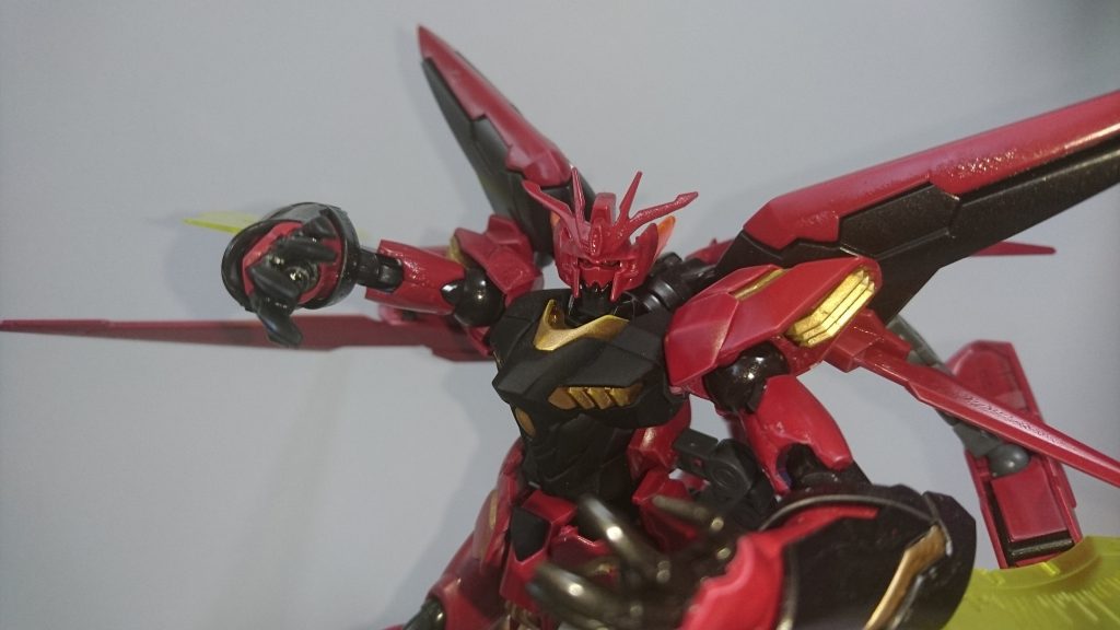 AGE-2のような王道も好きですがルプスレクスとかレギルスみたいな異形ガンダムが好きなので今回は自分のそんな異形ガンダムのイメージを固めて制作してみました。