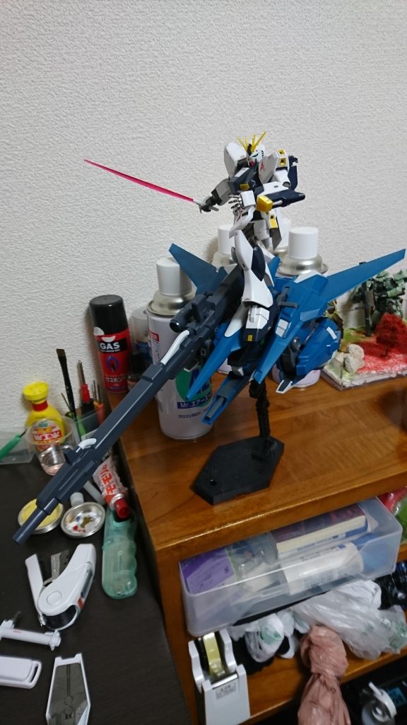 数年前に友人から誕生日にプレゼントされたんですけど、ずっと埃を被っていて流石に可哀想になってパチ組みしました。
多分塗装なりなんだりはしないでこのまま置いておくと思います