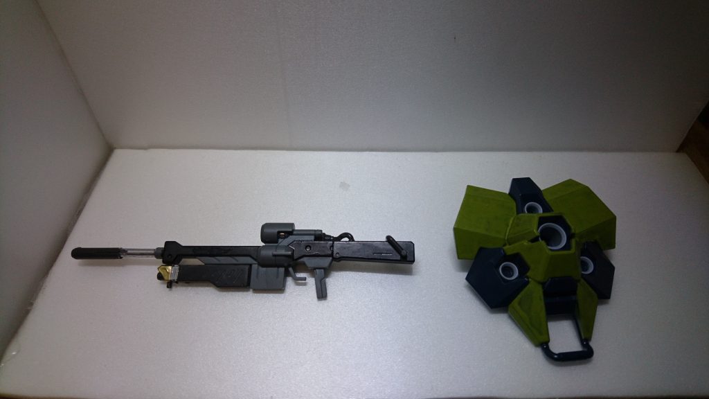 ビームアサルトライフルは特にお気に入りです
ヤクトドーガのライフルを切り離してガンダムヴィダールのライフルをベースにして接着しました
シールドは腕に穴を開けて差し込むことで装備させてます