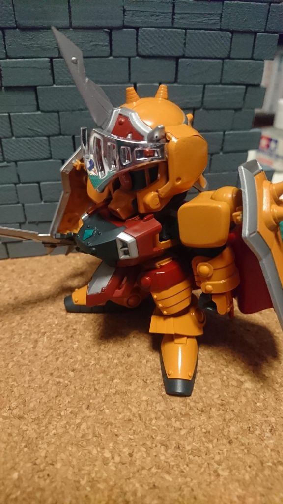 右斜め
胸鎧の真ん中にルーンジスト
兜は黄蓋グフとナイトガンダムの兜を切り貼りしてます。
肩鎧は1/144コレクションシリーズのザクファントムの肩、盾はBB戦士のザクファントムの物です。
あとは紅武者やら殺駆頭、張郃ザクIII等からパーツを持ってきています。