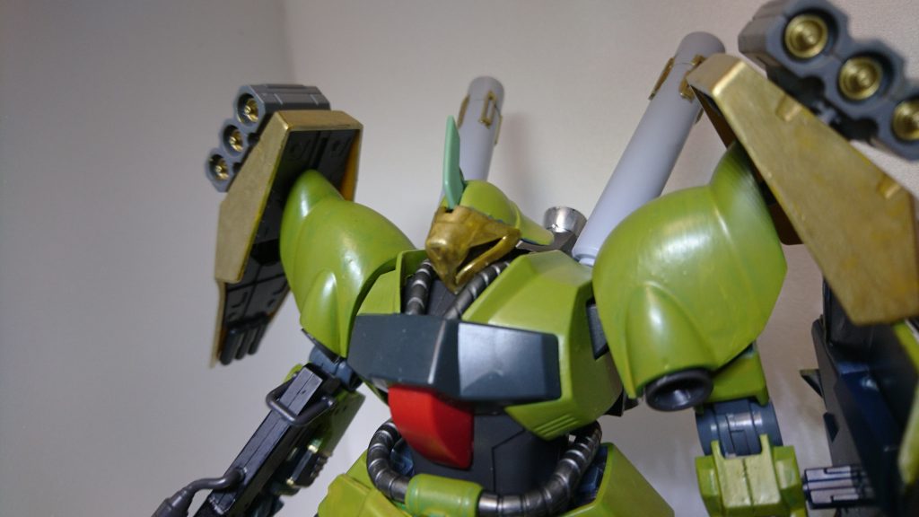 顔周辺のアップ
トサカはクシャトリアリペアードのトサカの前側に変更しました