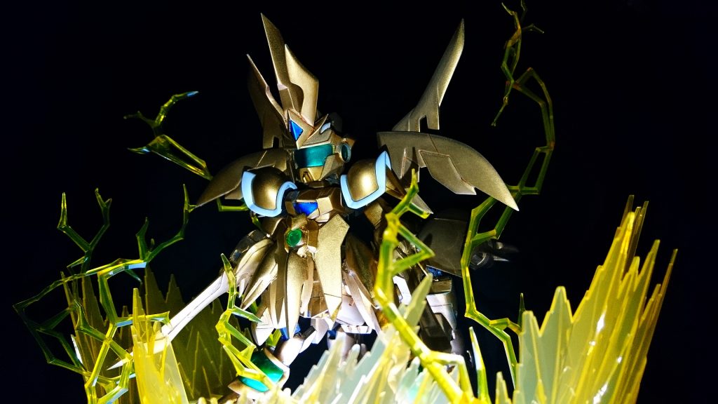黄金の破壊神。黄金卿と装甲機竜が合体した姿。