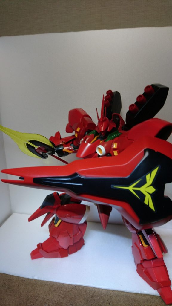 大型ビームサーベルを構えさすとほんとかっこいい
シールドはキットそのままにキットのマーキングシールを貼りました