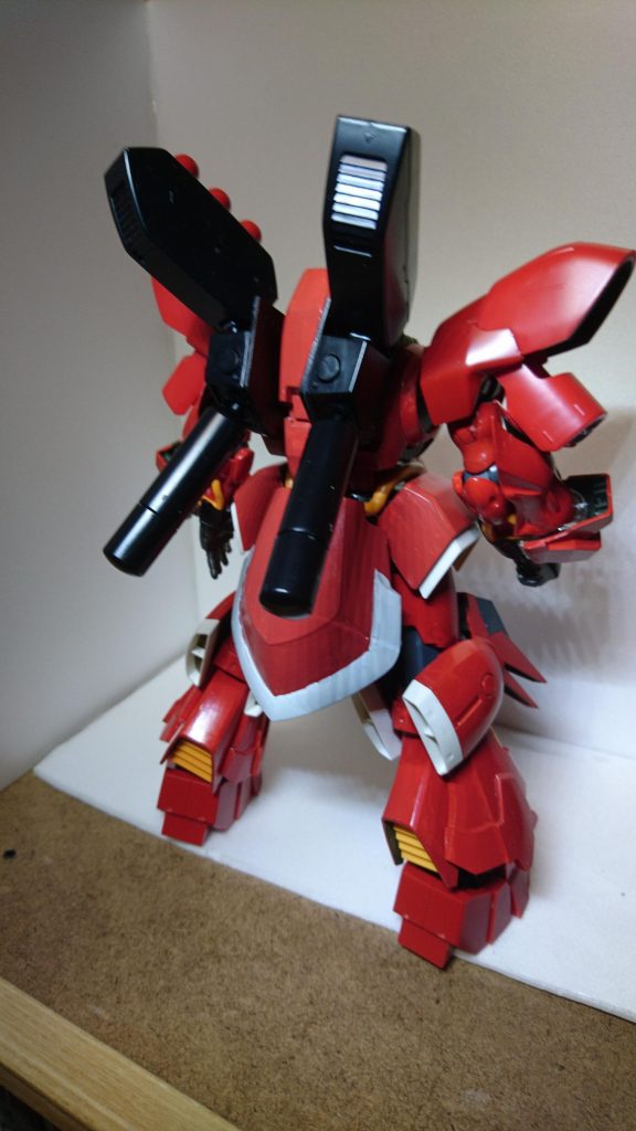 ##バックショット
サザビーのバックパックを切り分けてプラ板で蓋をして接着しました。