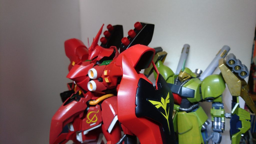 前にアップしたヤクトドーガとの並び
サザビーは大きいですねぇ