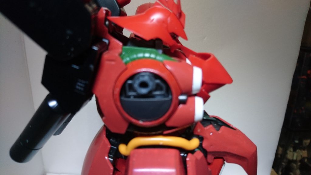 胴体の受けとサザビーの肩は軸の太さが全然違うためいろいろ悩みましたが
ポリキャップPC-132の10の外側を丸く切り取り胴体の穴に差し込むことでポリキャップで保持しつつ可動させることに成功しました