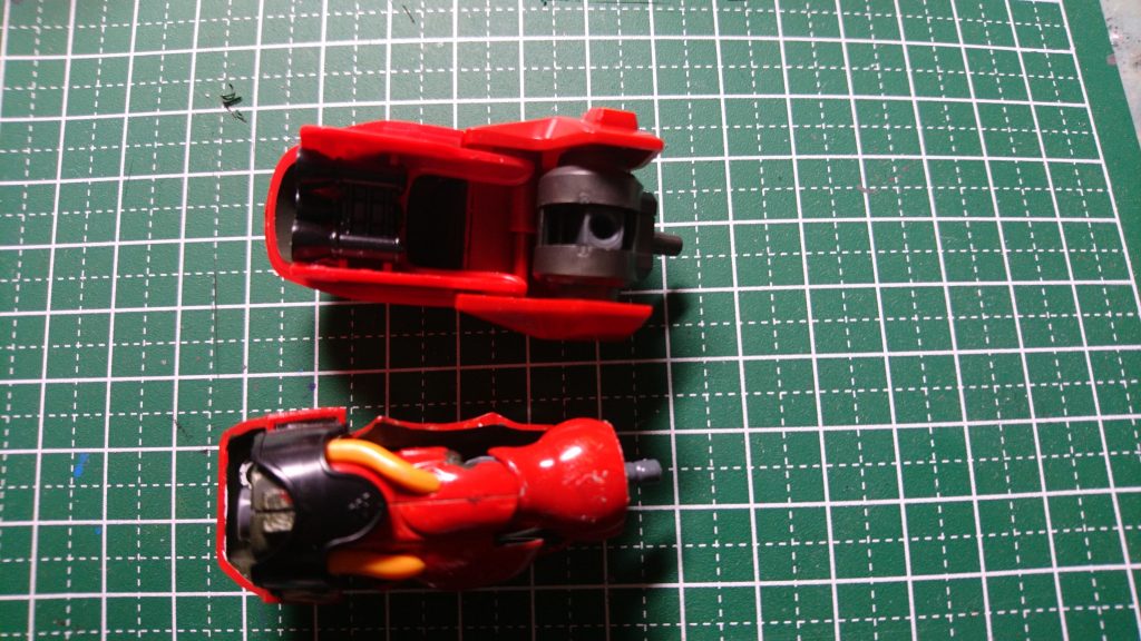 肩の接続は結構頑張ったと思います
サザビーの肩の向きを入れ換えて
肩の装甲を削ることで可動域をあげて肩を怒らせられるようにしました