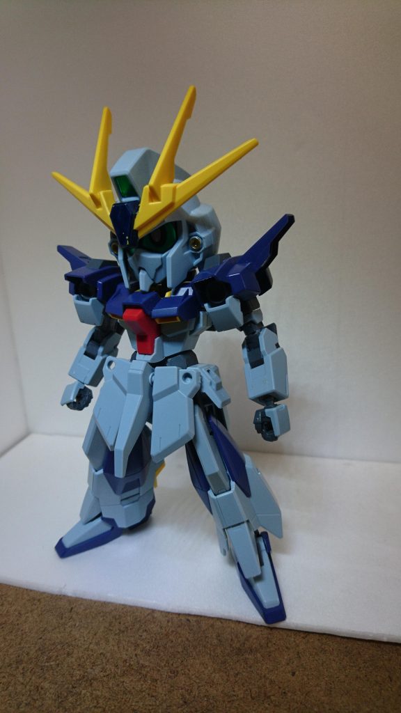 バックウエポンズシステムなしの素のライトニングガンダムですのでバックウエポンズシステムを換装すれば各ライトニングを再現できます
腰と頭意外はHGです