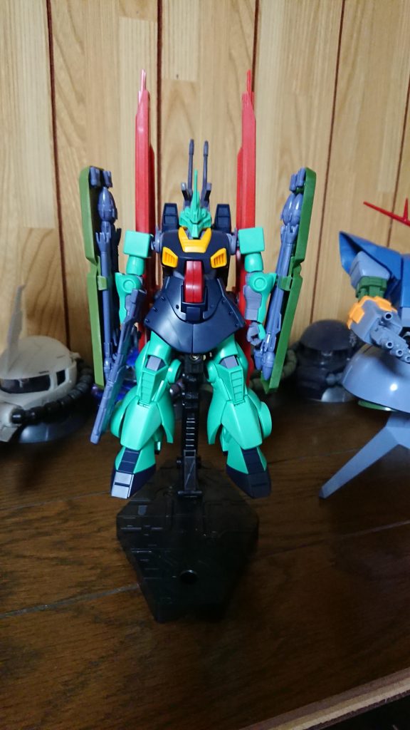 ディジェにギラドーガのシールド一式×2 シュツルムディアスのバックパックを取り付けました。