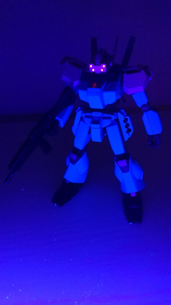 ブラックライトで光ります。
だからなんだってことなんですけど。