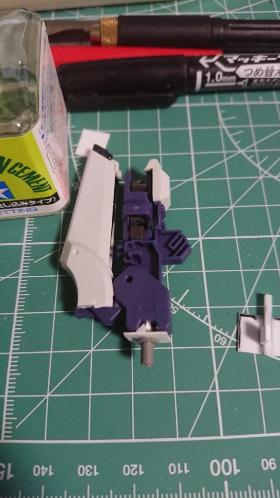 ## 制作途中3
太もも(TR-6の脚)とSガンダムの脚は接続用のパーツを作って接続しています。