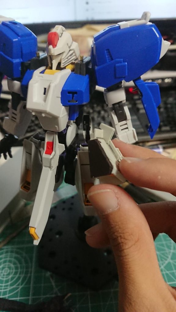 ## 制作途中2
フロントアーマはフライルーのリアアーマーを半分に切断したもので、股間部分とはスチールシートと磁石とで付けています。
