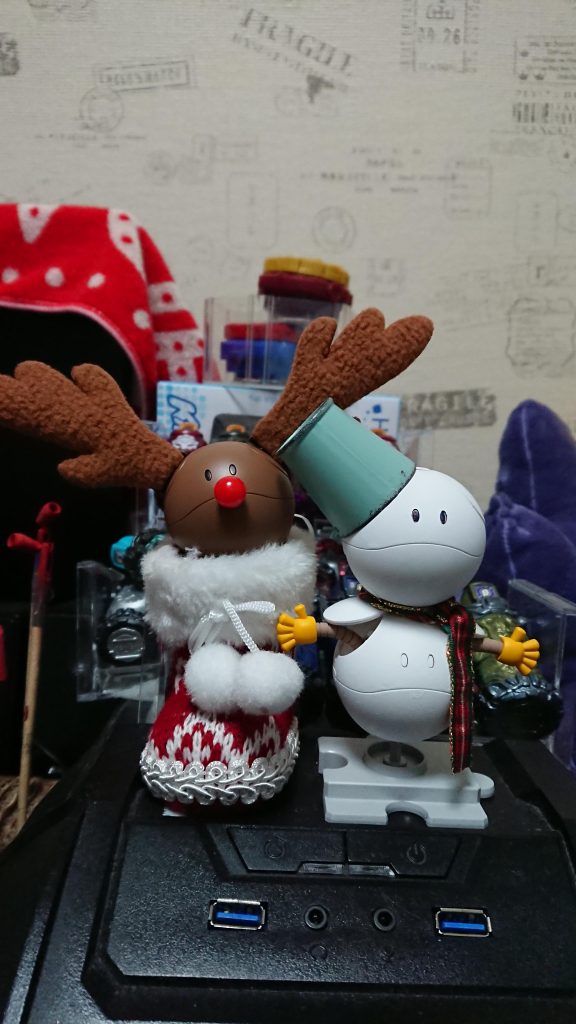 セリアでちょうどいいバケツを見つけ雪だるまをしています。