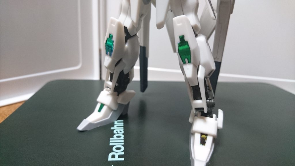 機体の随所にある光沢部はステージ中の「光」を収集・稼動エネルギーに変換する為の太陽電池で、自身の駆動のみならず後述する兵装にチャージするエネルギーをも賄っています。
シール部を黒く塗った上から「極薄シール オーロラグリーン」を貼り付け、角度によって緑色に光るように見えるようにしてみました。
・・・見えるかな?