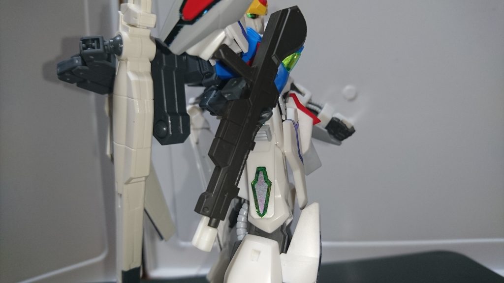 武装①ビームライフル
バックパックの右ラックに懸架されている主武装。百式のものがベースとなっています。
ルナゲイザーの武器を流用。