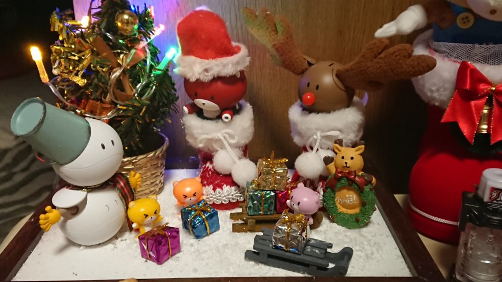 ミニプチッガイはガチャガチャで、小物類はダイソー・セリア・ナチュラルキッチンで揃え、雪はスノーパウダースプレーで作っています。