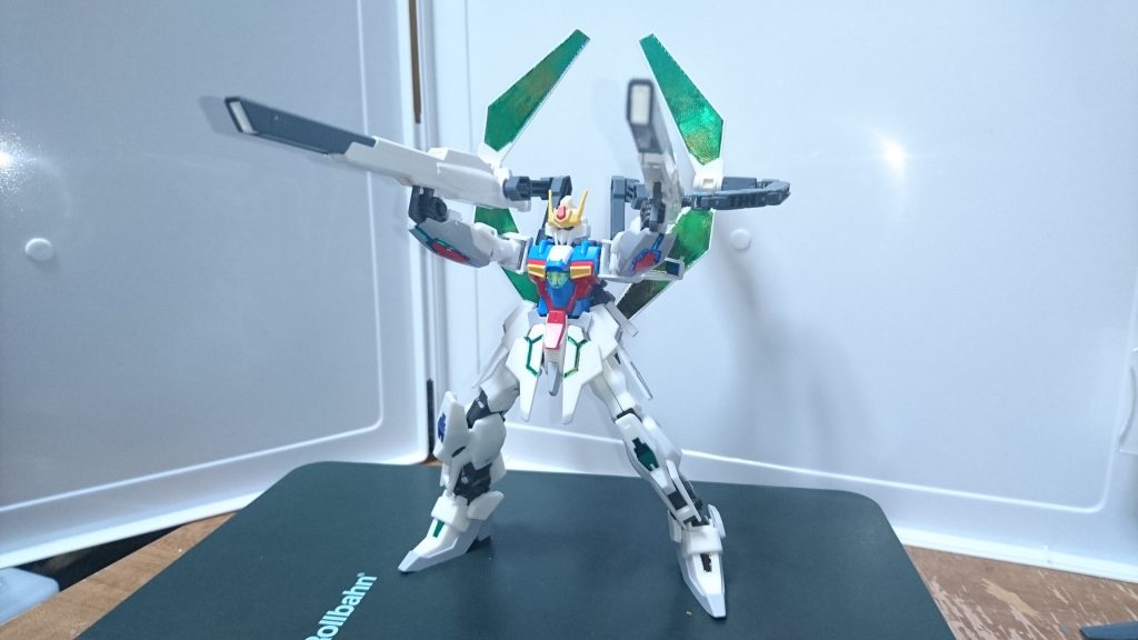 武装④対艦光粒子複合兵装「ドルミール・リュミエール」
本機の最終かつ主力兵器。スターゲイザーに搭載されていた光推進機構「ヴォワチュール・リュミエール」とハイペリオンガンダムに搭載されていたモノフェーズ光波防御シールドシステム「アルミューレ・リュミエール」、ガンダムXの「サテライトシステム」を組み合わせて構築された複合システムであり、キャノン1基で通常のサテライトキャノンの数十倍ものビームを放つ事が可能です。
GBNにおいてはチャージに時間がかかる問題を、前述の太陽電池によって解決しています。