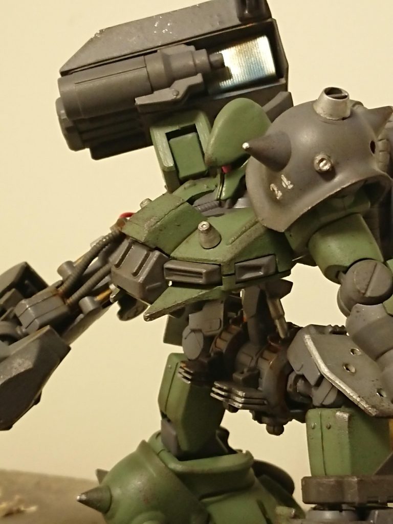 作業用として開発された本機故に使用パーツには作業用機械なども含まれていた。しかし、アクシズからの支援物資に含まれていた「ガザ系」のパーツを介してmsのパーツを取り込み、戦闘用に調整し武装を追加した結果高い近接戦闘力を獲得している。しかし、パーツの剛性と可動域を重視した装甲配置の関係で胴体周りの防御力は貧弱である。