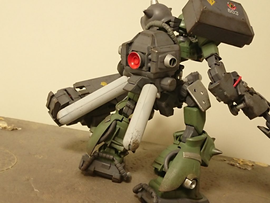 背部バックパック
ゲルググ系の胴体を改造しバックパックとして使用。内部は大幅に簡略化されており、追加ジェネレータとプロペラントタンクの役割を担う。