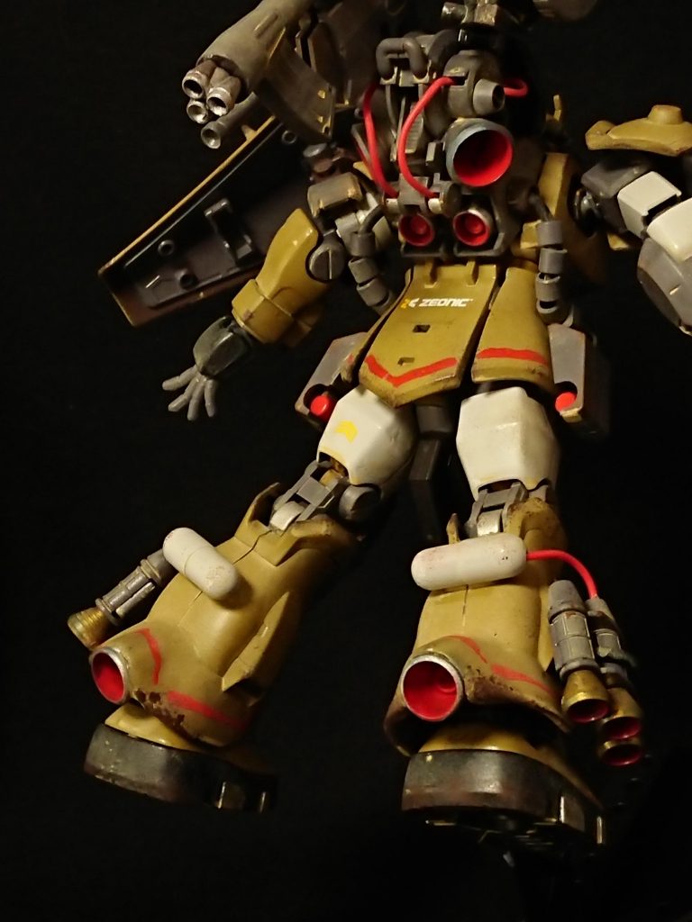 バックアップ
強襲機の傑作機として知られる「ケンプファー」を参考にした多数のスラスターを備え、ドロップタンクが追加されている。外部ジェネレータ兼ウェポンラック機能を持つバックパックを装備しており、一年戦争時の機体ベースにしては非常に高出力となっている。