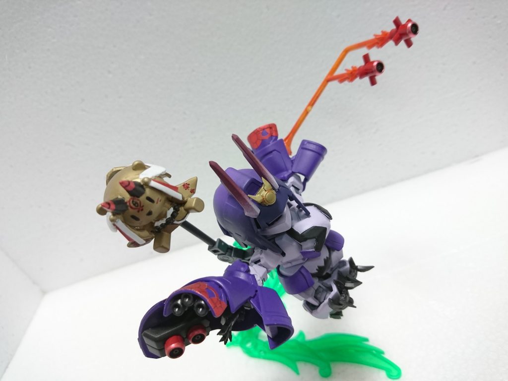 袖の中にファンネルラックを設置。