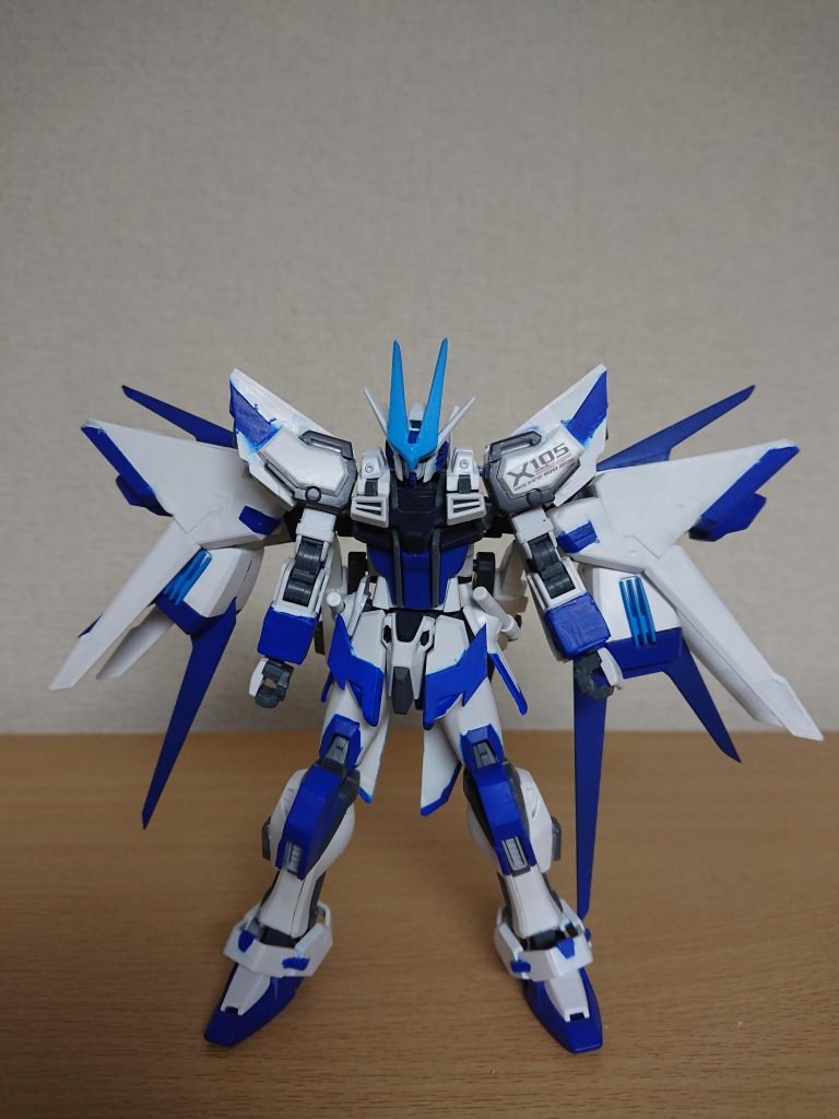 前面、本機はストライカーパックへの依存度の高さを軽減させるために本体も徹底した改造を行った
・頭部アンテナを大型化
・肩は後述のストライカー対応のためスラスター増設
・脚部はゲイル同様排熱ユニットと暁参考のスラスターを増設