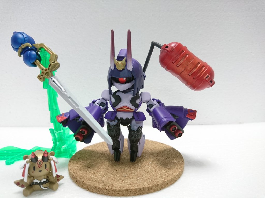 素体に騎士ガンダム、それにサザビー系のパーツやジャンクパーツで制作しました。お供にイバラギクマも！