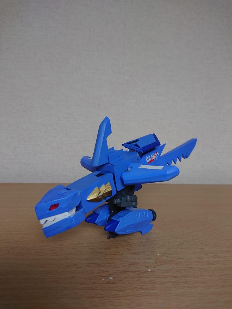 ソードストライカー 「スケアロウ」
ソード+サメのストライカーパック
荒々しい性格で黒いガンダムを見ると尻尾の対艦刀を叩きつけてやりたくなるらしい