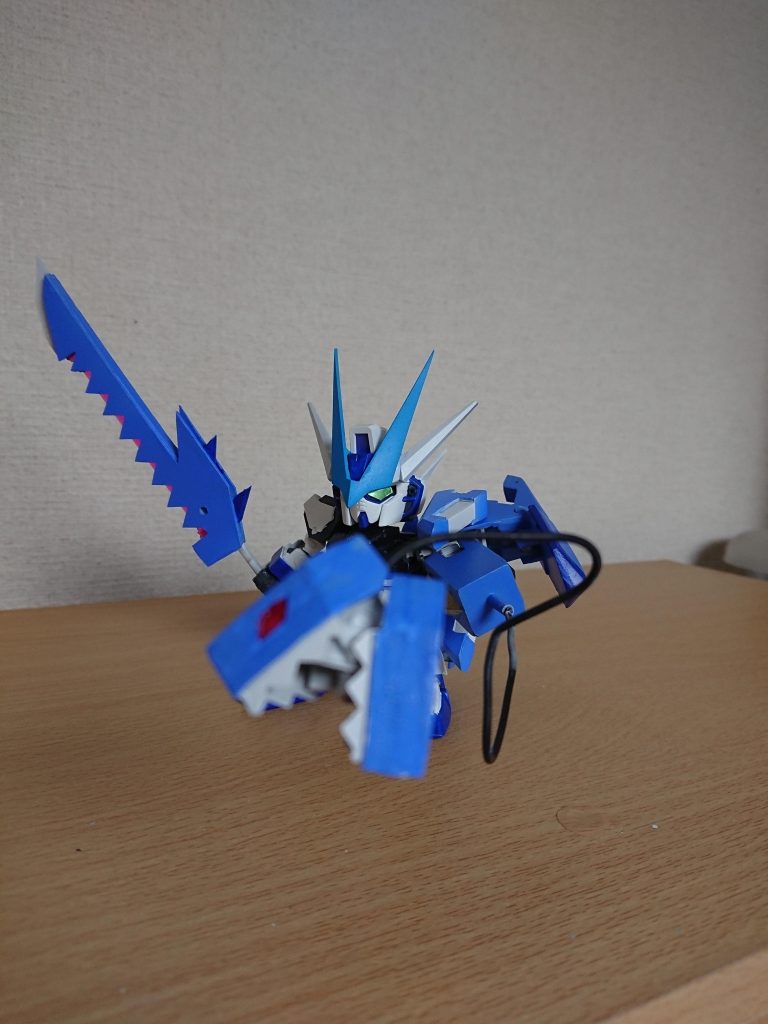 スケアロウの頭部「ハイ・ズェーセン」
はアンカーとなっているため射出可能
頭部にセンサーがあるためある程度自動で敵を追尾する