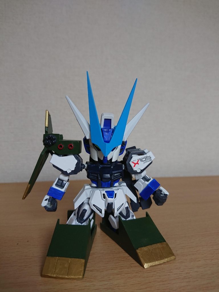 前面 肩のランチャーパーツは一部HGから流用したものの脚部ホバーユニット含めプラ板からの製作です