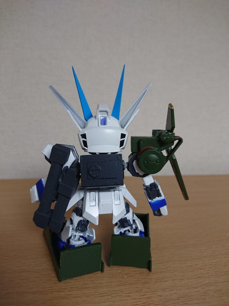 後面
ストライカーパックも1/144版を…と思ったけれども入手出来なかったためプラ板で製作
アームはPストのを流用
ホバーユニットのおかげで砂漠でも足が沈む事無く行動できる上象の如く重い踏みつけで敵を沈める事もできたり