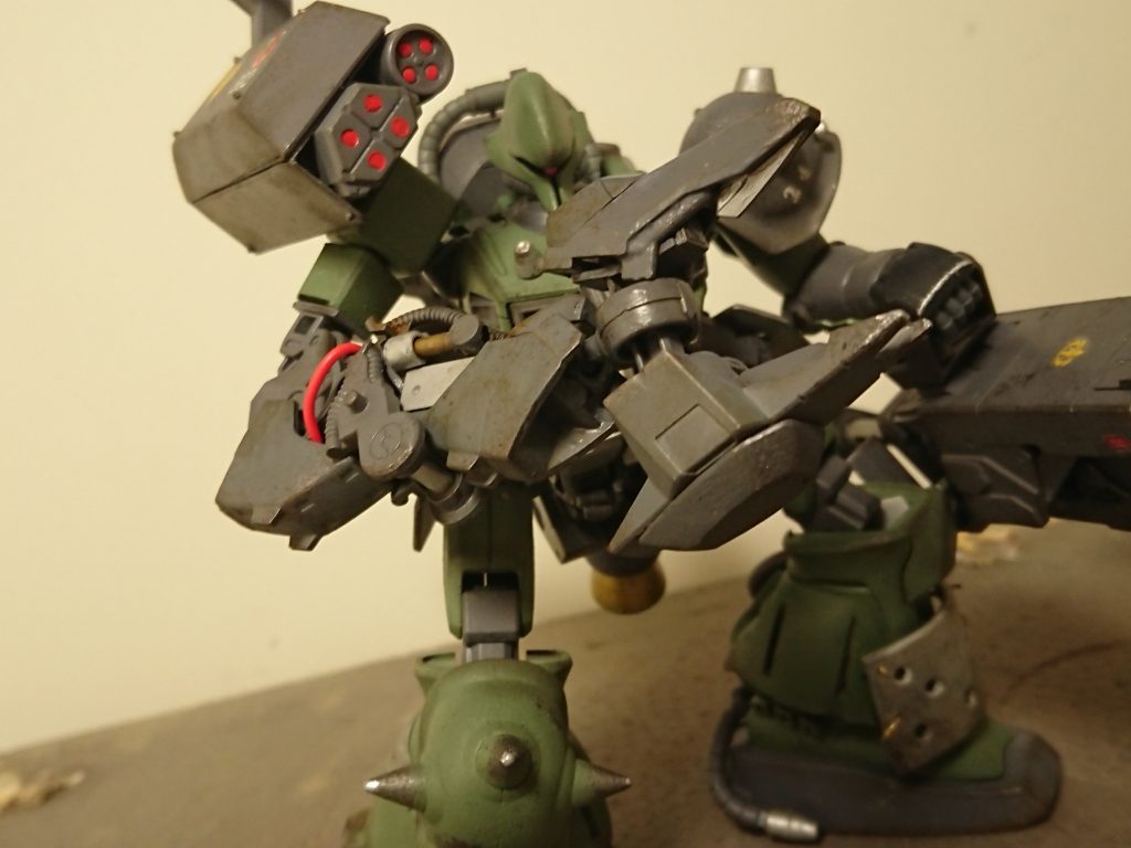 グラップルアーム
作業機としての名残であり、本機の近接格闘武装。msの装甲材を変形、切断加工する能力を持つアームは、対ms戦にてそのまま応用されている。