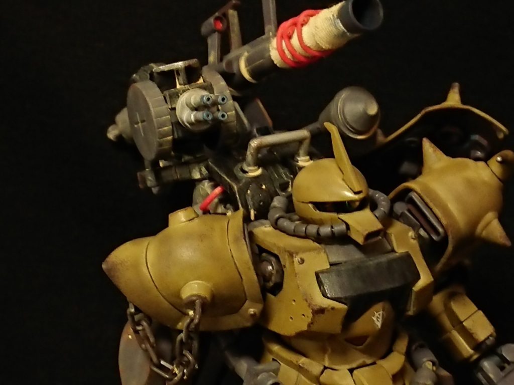 バックパック担架装備一式
ザクバズーカはサーマルジャケットを追加。小型ガトリングガンは、マガジンをザクマシンガンと共通とするものの、高い連射性による牽制効果は高く、使い勝手がよい。シュツルムファウストを備えていることもある。これらの装備は格闘機故に両手を塞がれた状態でも、担架状態から使用可能。