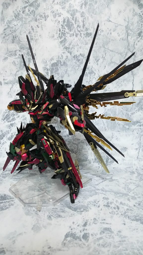 牙甲ティルフィング
モードチェンジが可能で、必殺技発動時は武装が反転展開する。