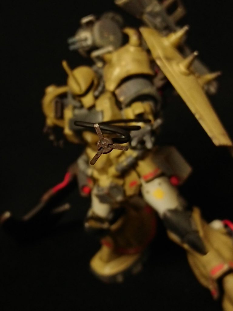 ヒートロッドはベース機のグフカスタムと同型のものを使用。機体の仕様変更に伴い左腕に移されている。