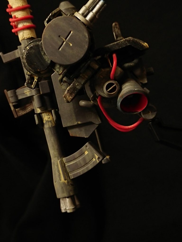 バックパック
外部ジェネレータをベースにウェポンラックや大型スラスターを備えている。最新鋭機に対抗するため、出力強化法を模索した結果、グフのキャパシティでは内部に収めることは難しく、バックパックとなった。しかし、強度の見直しを行った各部駆動関節と外部ジェネレータによる高出力、強襲という戦術にパイロットの腕が合わされば、充分な戦価が期待できる。