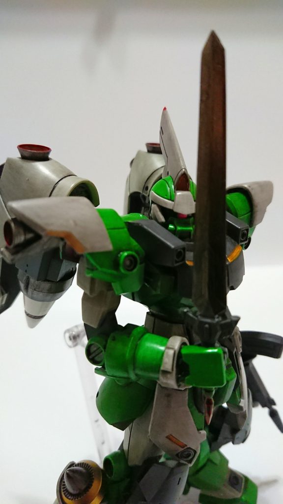 ## ■武装
## MA-M3ex  高周波重斬刀
 ジンに搭載されている重斬刀と形状は同様の物だが、鍔を短くてシンプルな形状に変更し、高周波振動機能を搭載している。
やはりフェイズシフト系の装甲には刃が立たないが、それ以外であれば驚異的な切れ味を発揮する。
(イメージとしては、エクシアのGNブレイドです。)