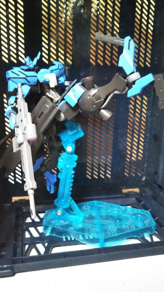 ハンターエッジ展開状態のキックです。