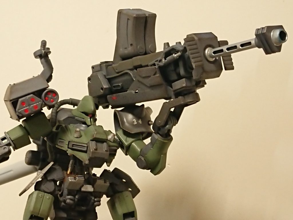 遠距離に対応しつつ、支援火器として機能する。肩に担ぐことで精密射撃体制を取る。