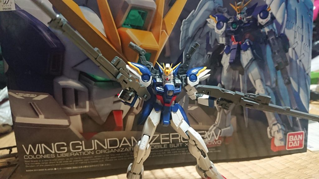 翼以外とりあえず素組みしました。
RG初だったので細かさに戸惑いました。