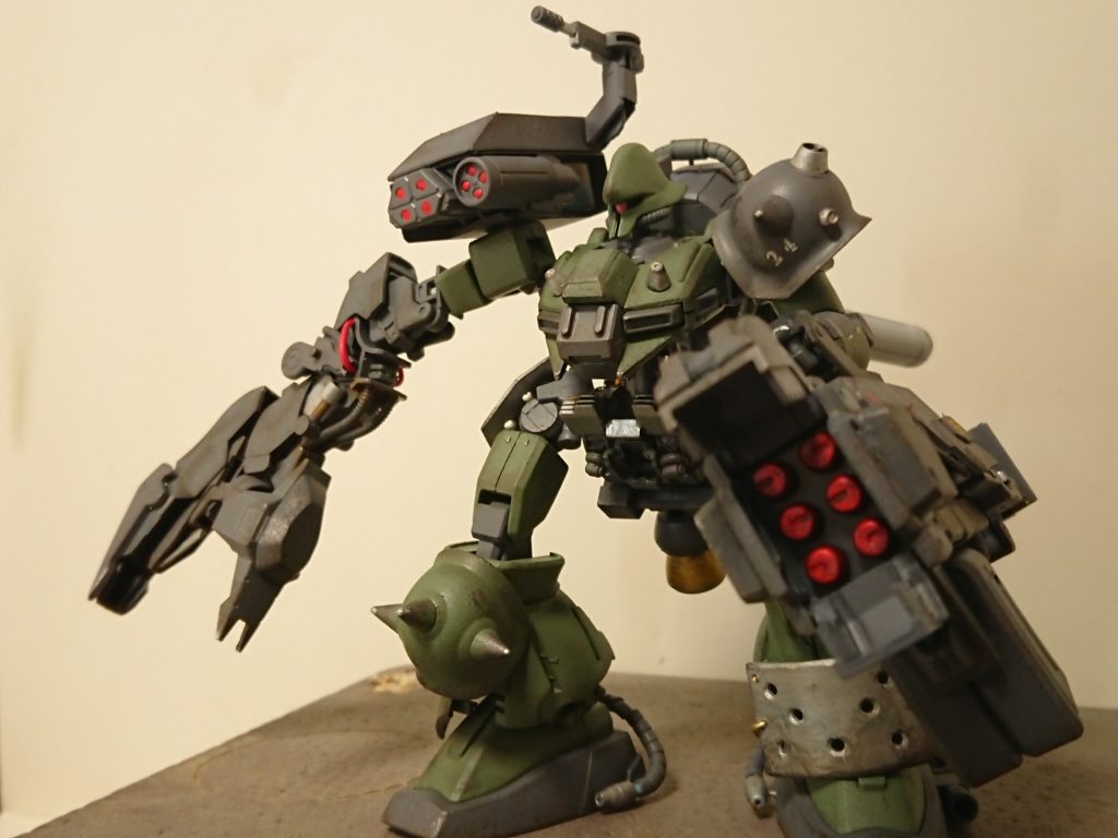 ミサイルランチャー
右肩のミサイルパックと併用しミサイルによる弾幕を張る。右肩には対ソフトスキン兼牽制用のバルカンが設置されている。