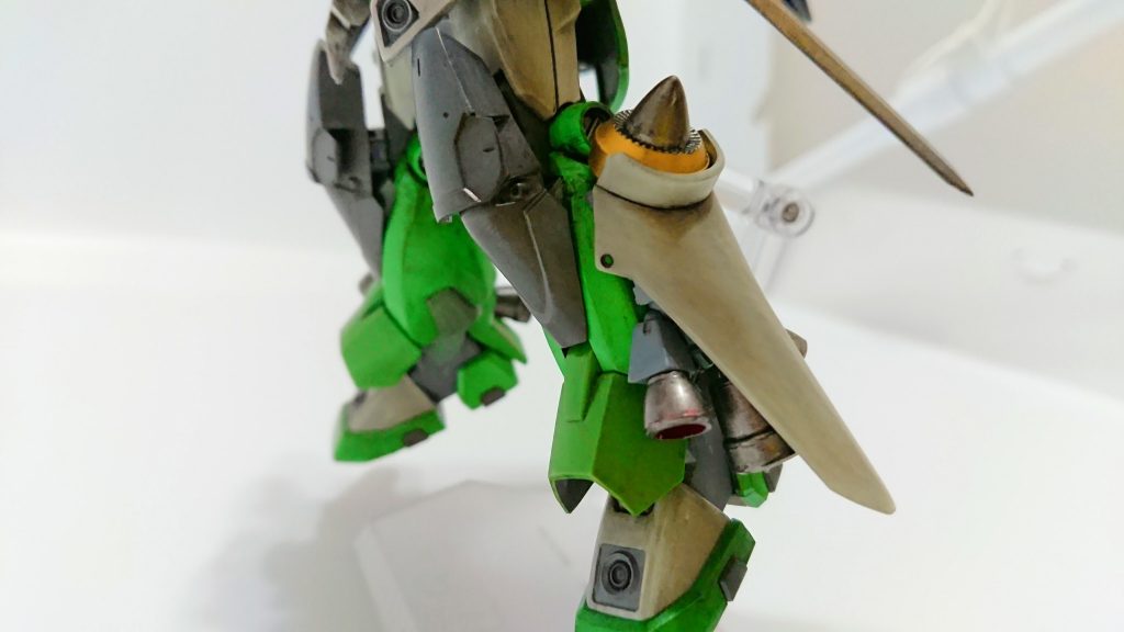 ## 脚部
膝を曲げた際の間接保護の為に膝部の装甲を可動式に改修されている。
ジン系のハードポイントが残っているため、M68パルデュス 3連装短距離誘導弾発射筒も装備可能。
(GMGMフレームの脛から下にジンの膝から下を移植しています。)
## 脚部追加バーニアユニット
ジン ハイマニューバのユニットにバーニアを増設し更に推力を強化している。また付属の装甲にはTPS装甲が使用されている。