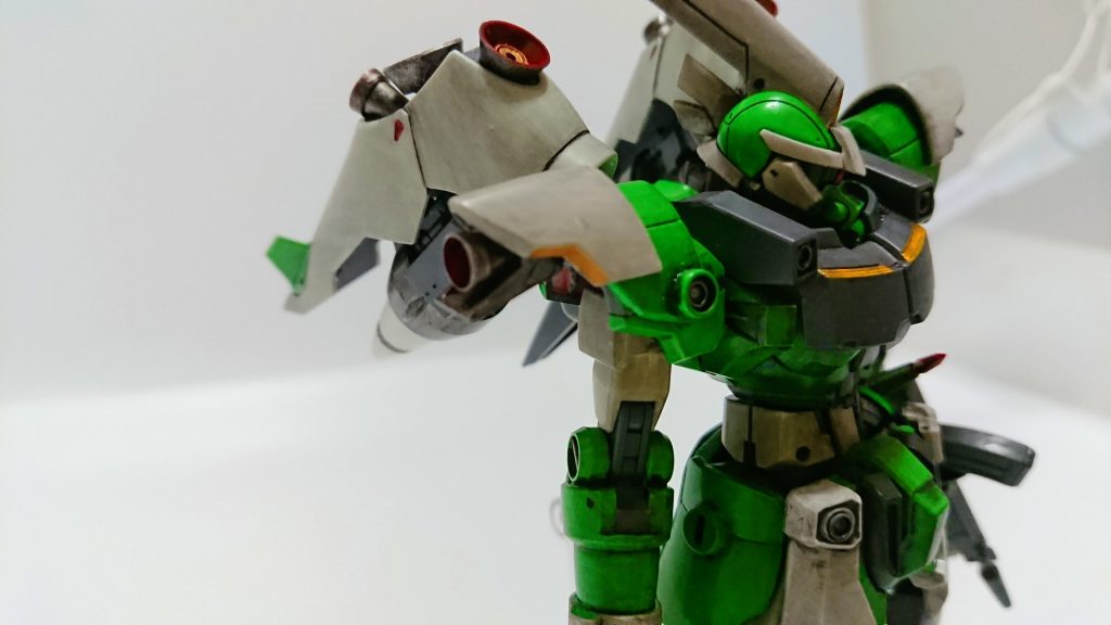 ## 肩部
姿勢制御兼回避用バーニアを追加。
大型化し燃料タンクを増設している。
## 肩部追加装備
回避用バーニアを内蔵した追加装備。
ジンハイマニューバの物に円錐形バーニアを追加している。