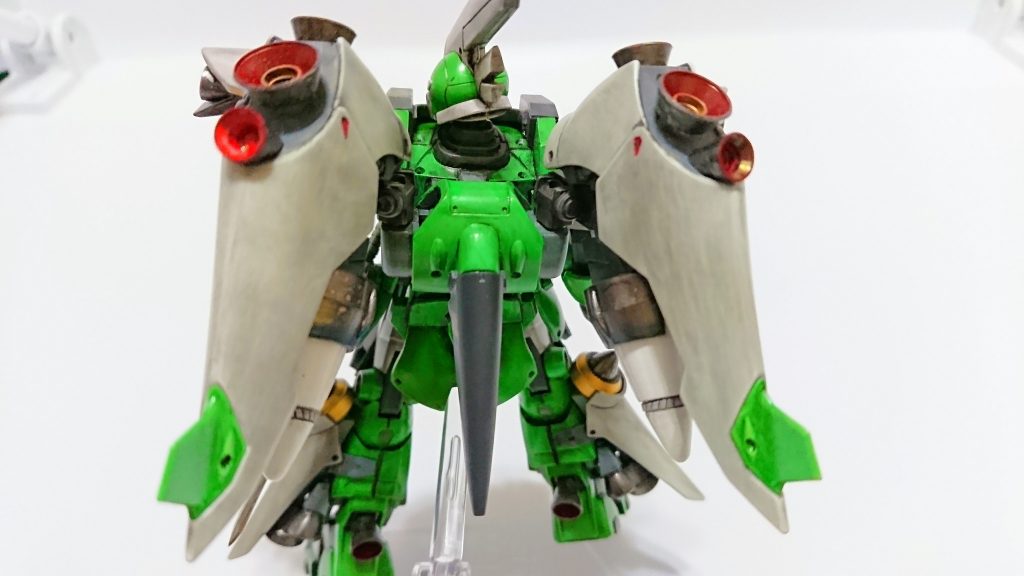 ## バックバック
基部の形状を変更しスラスターユニットの可動範囲を拡大。
更にスラスターユニットの装甲を一部排除し、姿勢制御用バーニアを増設。